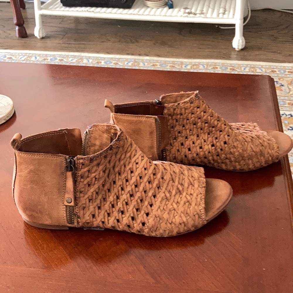 Open toe flat shoes